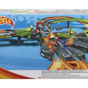 Hot Wheels Colossal Crash Track Set, Figure 8 Track Set, Competitive Play, Aerial Stunts, Toys for Boys Age 5 and Up