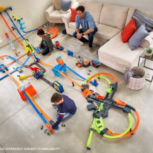 Hot Wheels Colossal Crash Track Set, Figure 8 Track Set, Competitive Play, Aerial Stunts, Toys for Boys Age 5 and Up