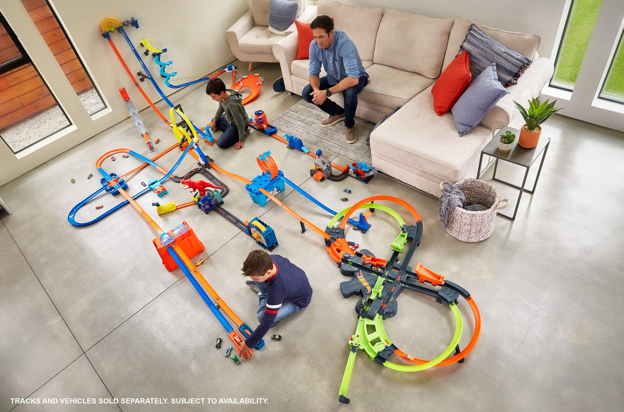 Hot Wheels Colossal Crash Track Set, Figure 8 Track Set, Competitive Play, Aerial Stunts, Toys for Boys Age 5 and Up