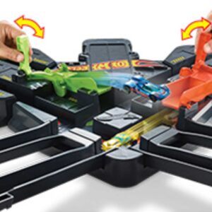 Hot Wheels Colossal Crash Track Set, Figure 8 Track Set, Competitive Play, Aerial Stunts, Toys for Boys Age 5 and Up