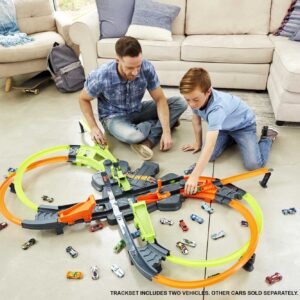 Hot Wheels Colossal Crash Track Set, Figure 8 Track Set, Competitive Play, Aerial Stunts, Toys for Boys Age 5 and Up