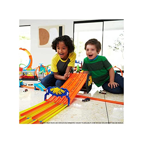 Hot Wheels Massive Loop Mayhem Track Set with Huge 28-Inch Wide Track Loop Slam Launcher, Battery Box & 1 1:64 Scale Car, Designed for Multi-Car Play, Gift for Kids 5 Years & Up