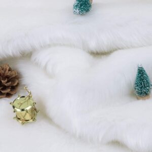 AerWo Faux Fur Christmas Table Runner, Winter Snowy White Table Runner for White Christmas Holiday Table Decoration 72 x 15 Inch