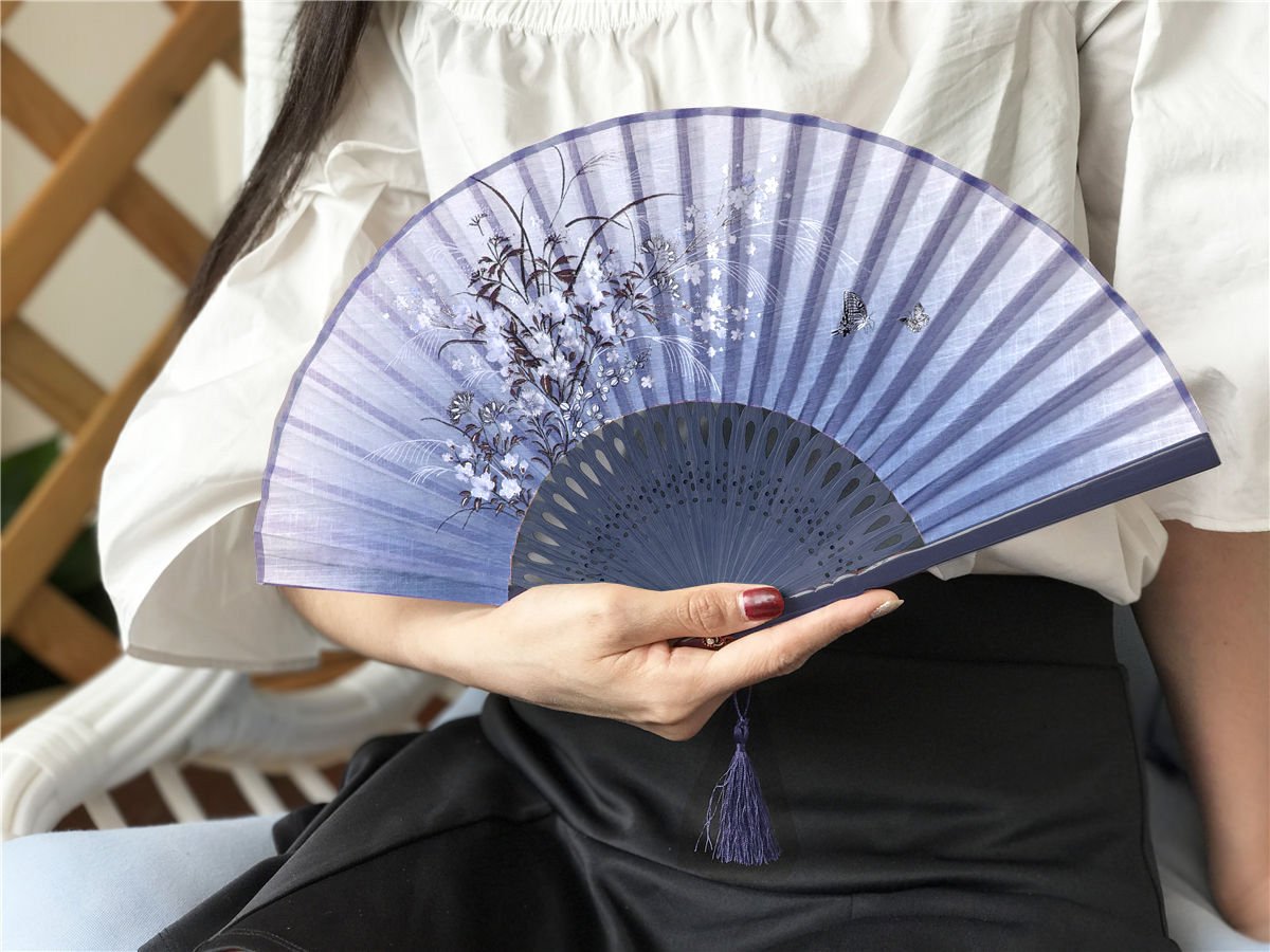 OMyTea® "Grassflowers 8.27"(21cm) Hand Held Folding Fans - With a Fabric Sleeve for Protection for Gifts - Chinese/Japanese Vintage Retro Style (Blue)