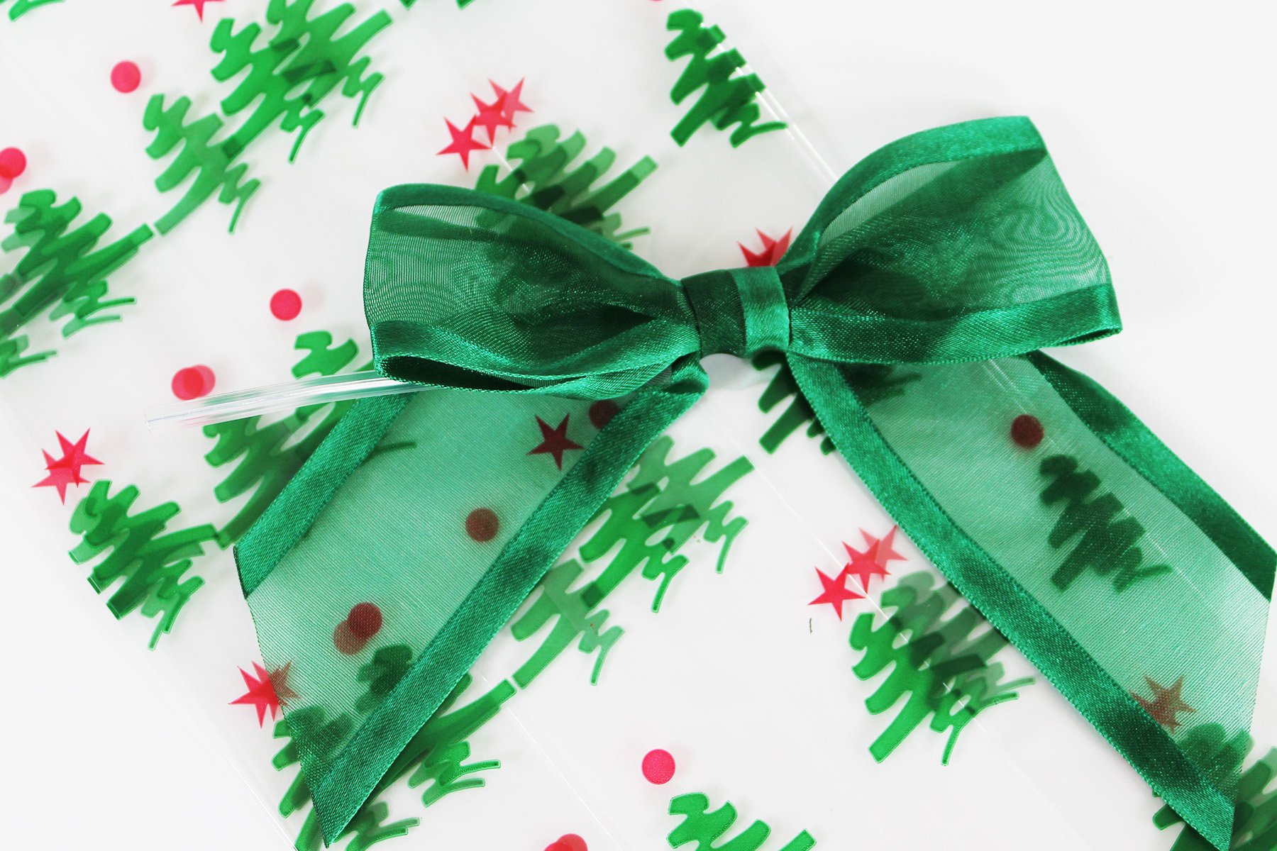 Saybrook Products Christmas Trees Holiday Cellophane Treat Party Favor Bags with Twist-Tie Organza Bow. Set of 10 Ready-to-Use, Gussetted 11x5x3 Goodie Bags with Green Bows.