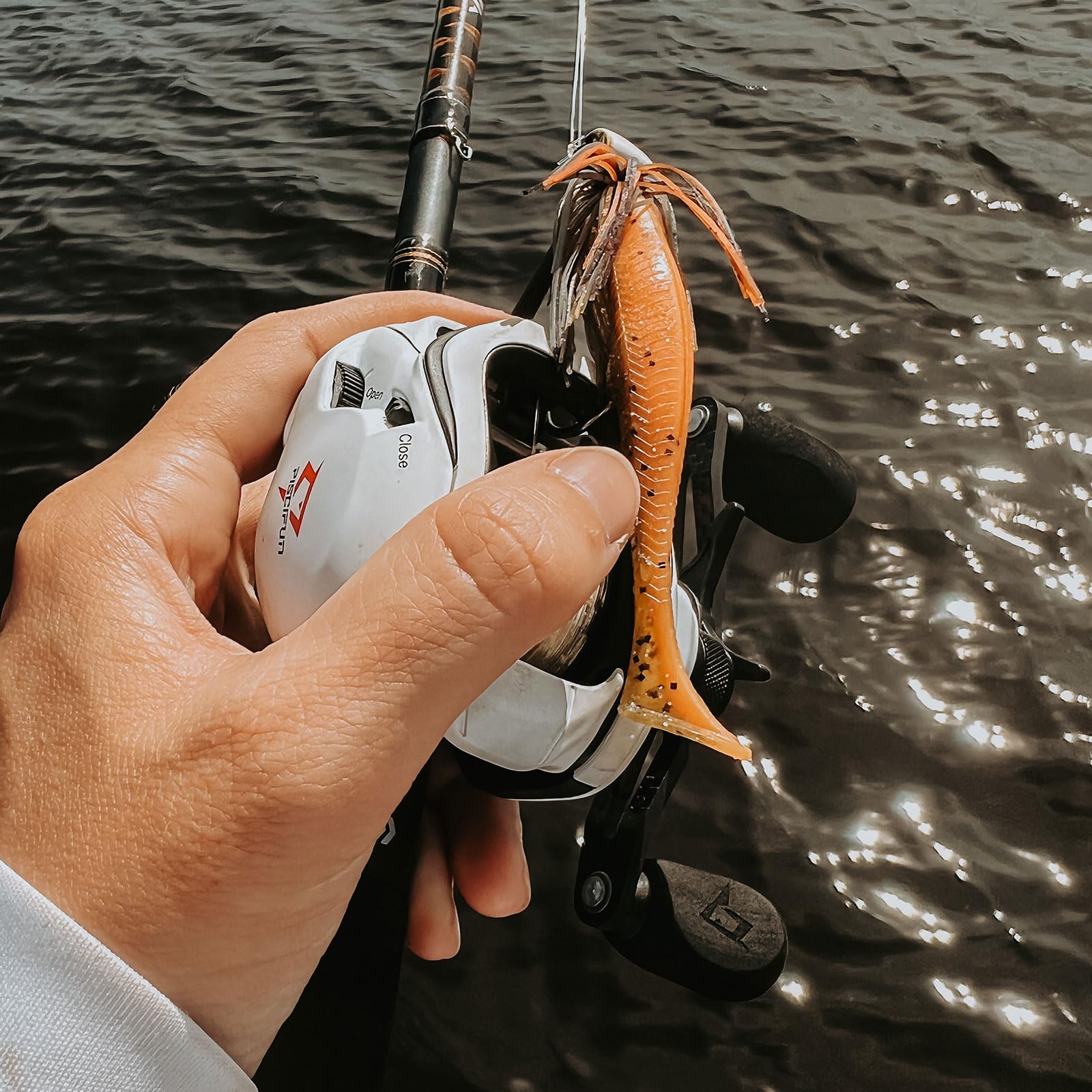 Piscifun Carbon XCS Baitcaster Reel, 5.5 oz Baitcasting Fishing Reel, 8.1:1 Gear Ratio & Dual Brake System Carbon Frame Smooth Casting Reel, Matte White Right Handed