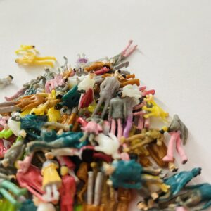 1:100 HO Scale Models People Set, Xafissy 100PCS Tiny People Model People DIY Resin Colorful Painted Mixed Seated and Standing People Figures Models for Miniature Scenes