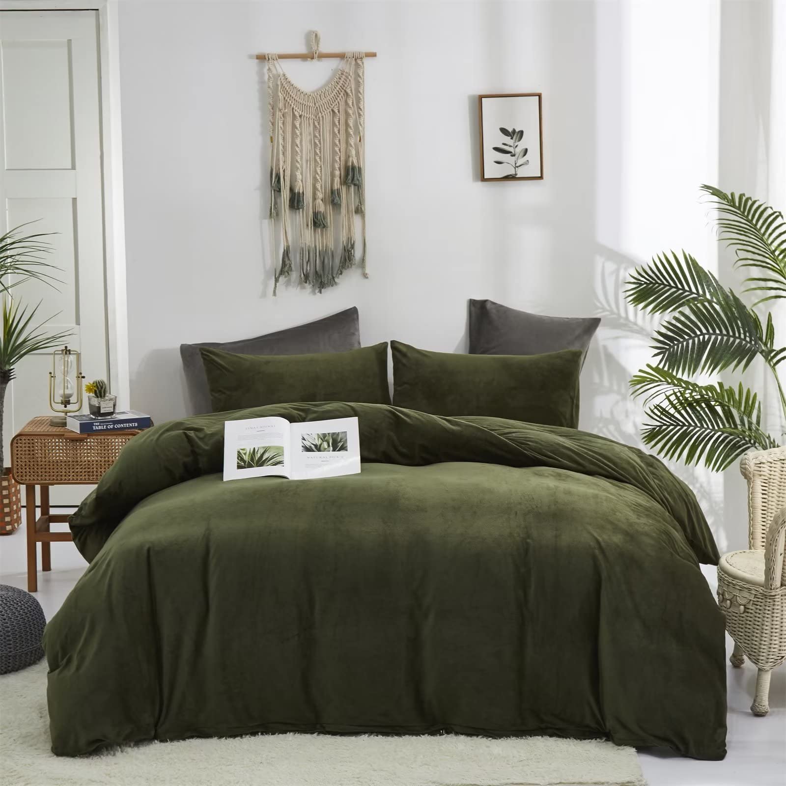 Houseri Velvet Olive Green Comforter Set King Fluffy Army Green Bedding Sets King Size Men Dark Green Micromink Sherpa Comforter Bedding Women Blackish Green Flannel Fuzzy Comforter Blanket Warm King