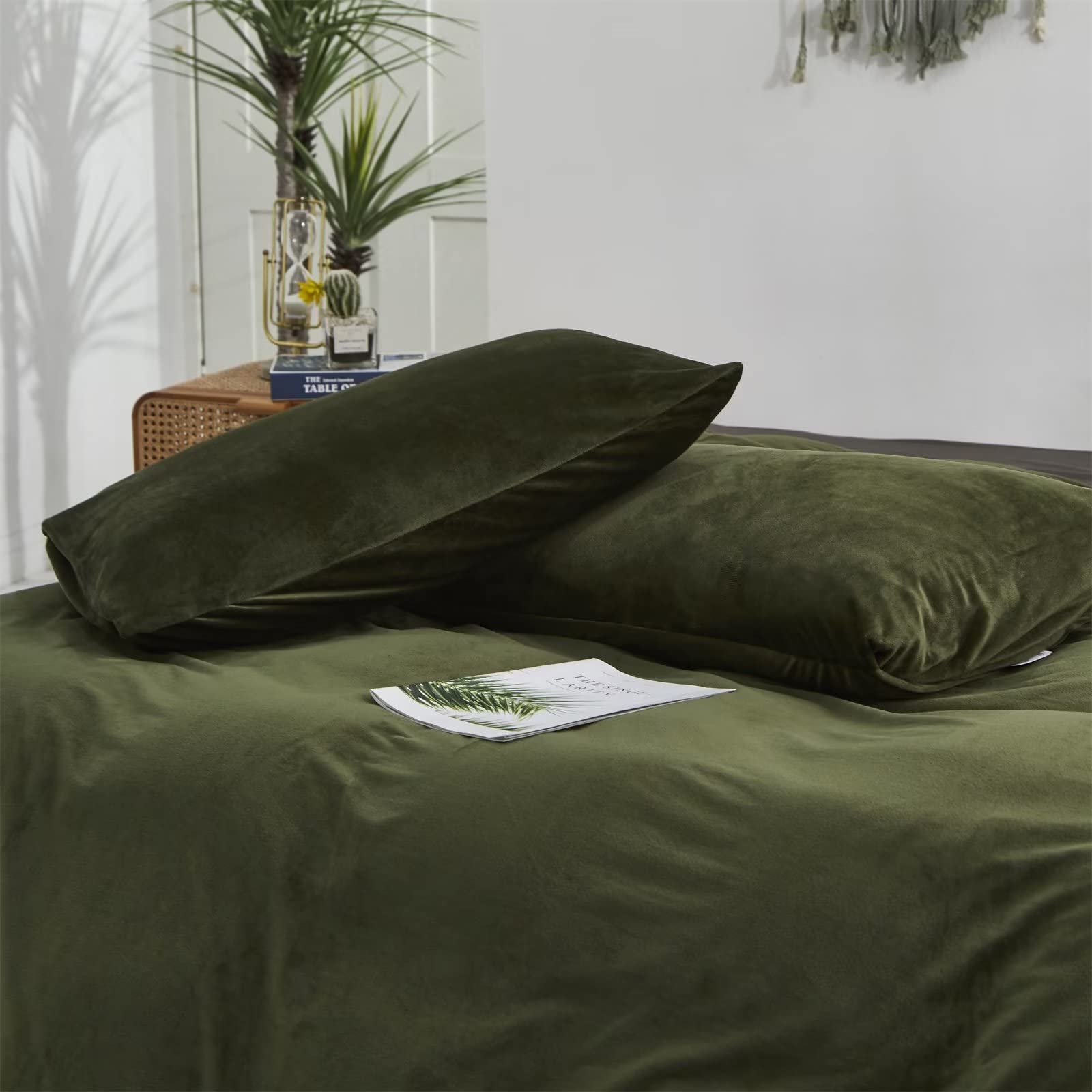 Houseri Velvet Olive Green Comforter Set King Fluffy Army Green Bedding Sets King Size Men Dark Green Micromink Sherpa Comforter Bedding Women Blackish Green Flannel Fuzzy Comforter Blanket Warm King