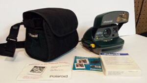 polaroid one-step express hunter green instant camera kit (includes camera bag and 600 film)