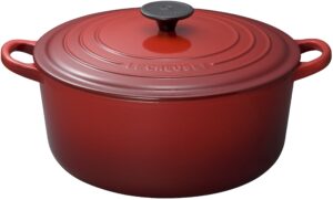 le creuset enameled cast-iron 7-1/4-quart round french oven, cherry red