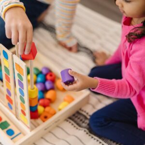 Melissa & Doug Bead Sequencing Set With 46 Wooden Beads and 5 Double-Sided Pattern Boards - Color Recognition Toys, Matching Shapes Stacker, Shape Sorter Toys For Kids Ages 4+