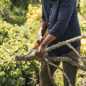 Fiskars Hand Saw, Folding Saw with Power Tooth Saw Blade with Triple Ground Teeth that Powers Through Wood Faster, Soft Grip 7-Inch Pruning Saw