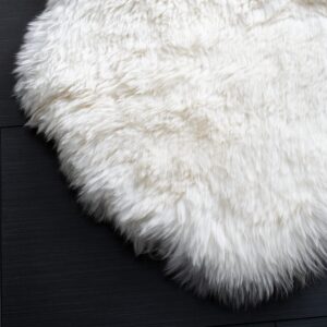 SAFAVIEH Sheep Skin Collection Area Rug - 6' x 9', Natural & White, Handmade Rustic Glam Genuine Pelt, 3.4-inch Thick Ideal for High Traffic Areas in Living Room, Bedroom (SHS211A)