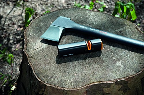 Fiskars XSharp Axe and Knife Sharpener, Ceramic sharpening stone/Fiberglass reinforced plastic case, Black/Orange, 1000601