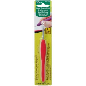 Clover Amour Crochet Hook: 3.5mm, 3.50mm, Red