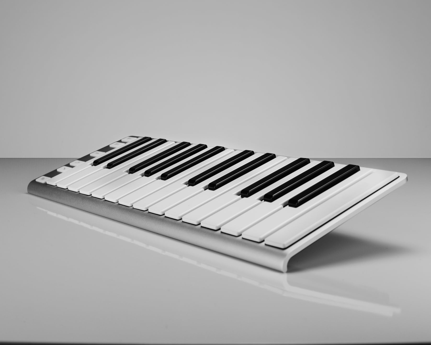 Xkey 25 USB MIDI Keyboard - Apple-Style Ultra-Thin Aluminum Frame, 25 Full-Size Velocity-Sensitive Keys, Polyphonic Aftertouch, Ultra-Low Latency, Simply Plug & Play on iPad, iPhone, Mac, PC