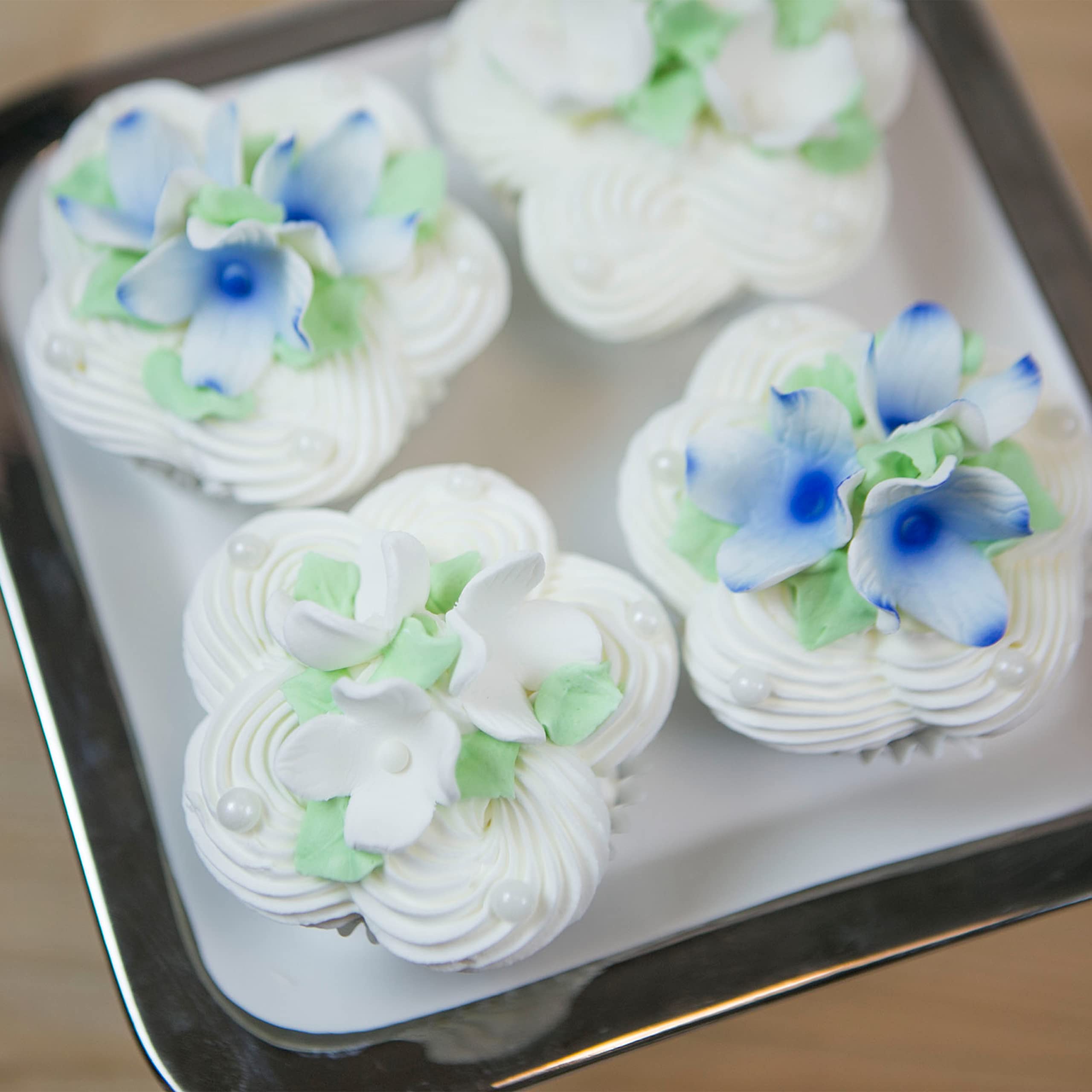 Global Sugar Art Hydrangea Blossom Sugar Cake Flowers White/Blue, Unwired, 36 Count by Chef Alan Tetreault