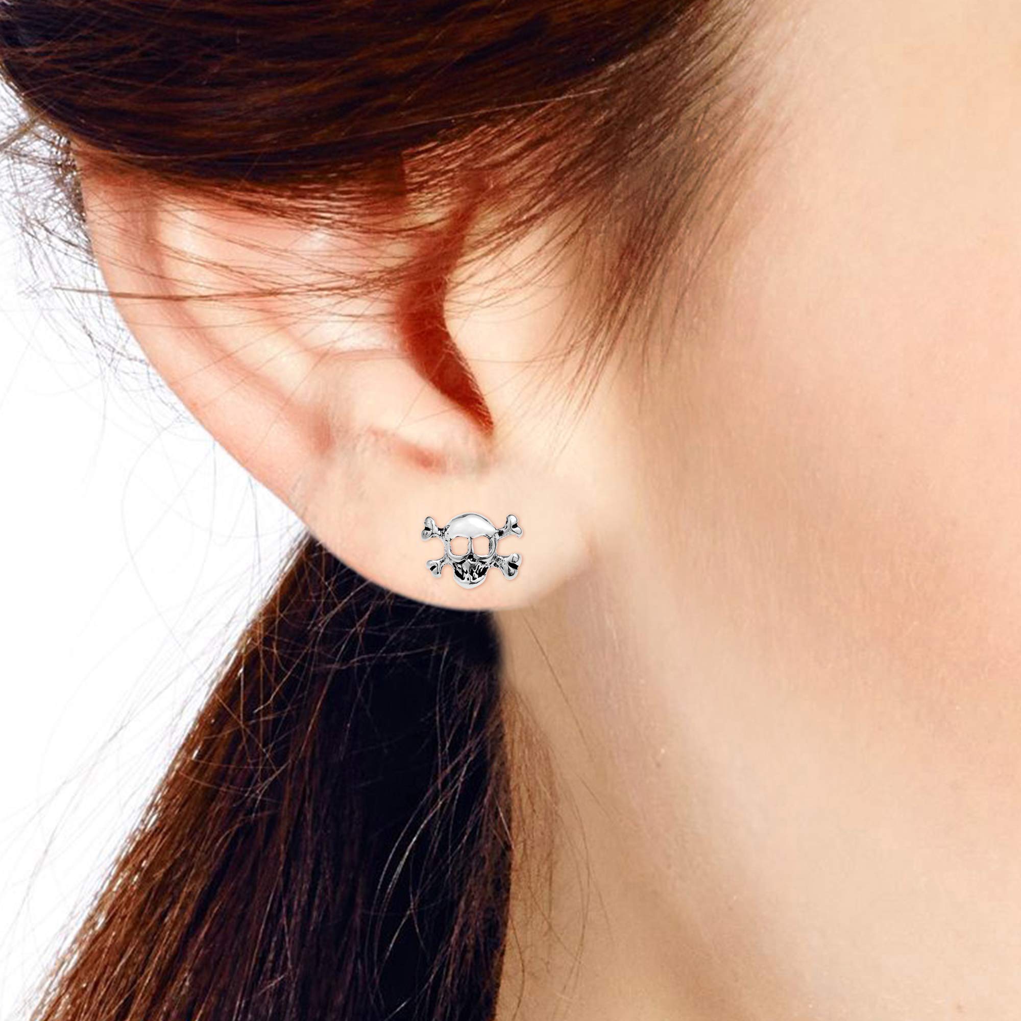 AeraVida Stylish Sterling Silver Skull & Crossbones Post Stud Earrings