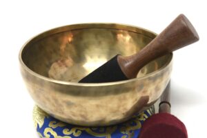 8" large hand-hammered tibetan singing bowl for meditation, healing, mindfulness, relaxation ~ antique finished bowl, wooden mallet, drum-stick, silk made cushion