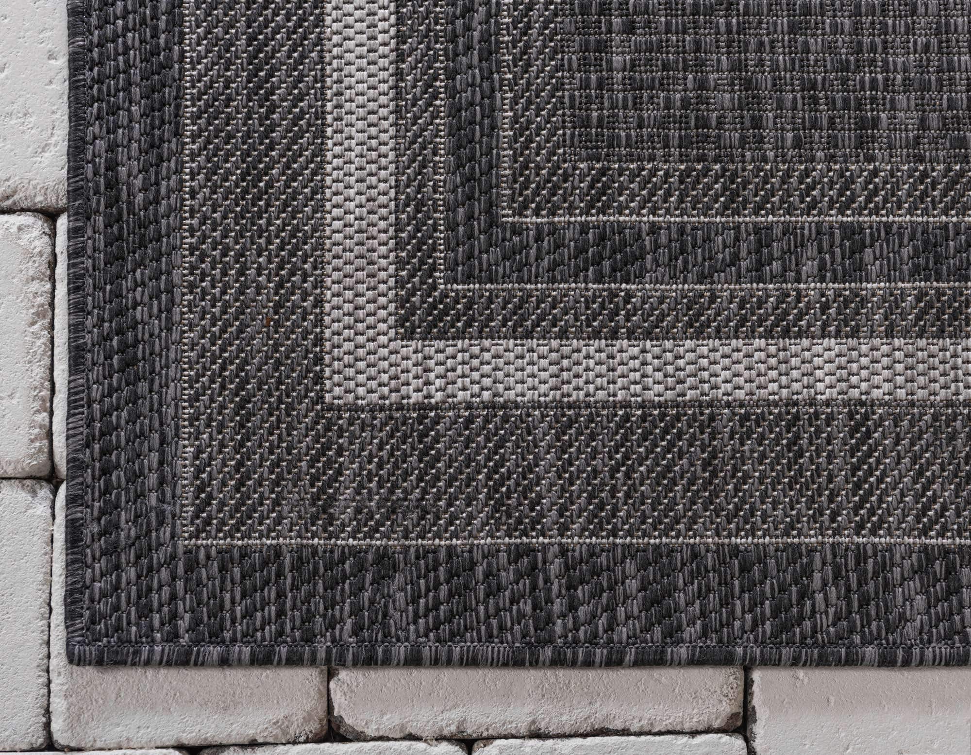 Unique Loom Outdoor Border Collection Area Rug - Soft Border (7' 1" x 10' Rectangle, Black/ Ivory)