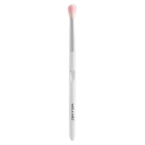 wet n wild crease brush,expert precision eyeshadow application, firm flat bristles, ergonomic handle for comfortable precision control, cruelty-free & vegan