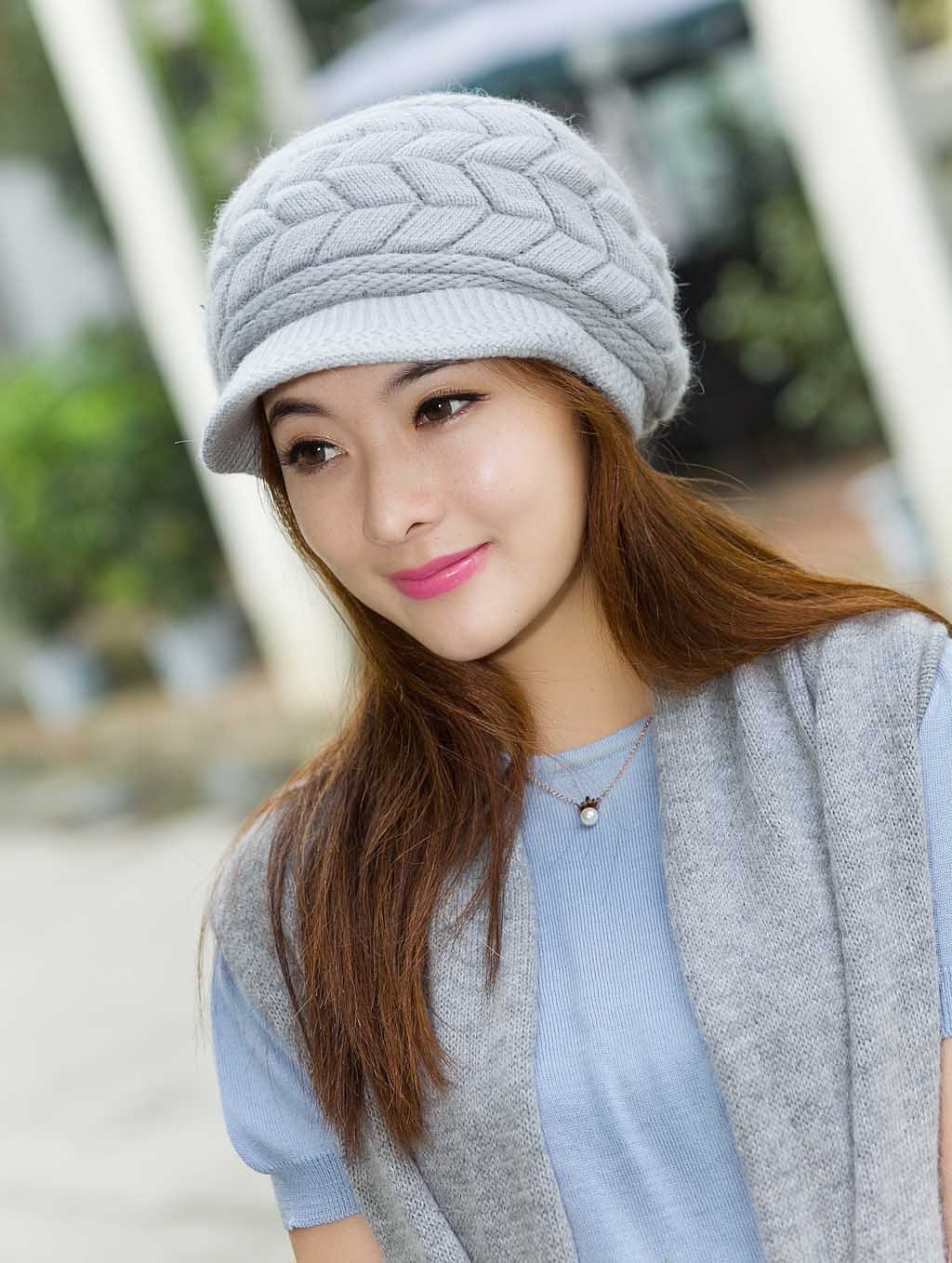 HINDAWI Winter Hats for Women Girls Warm Wool Knit Winter Hat Snow Ski Skull Cap with Visor Grey