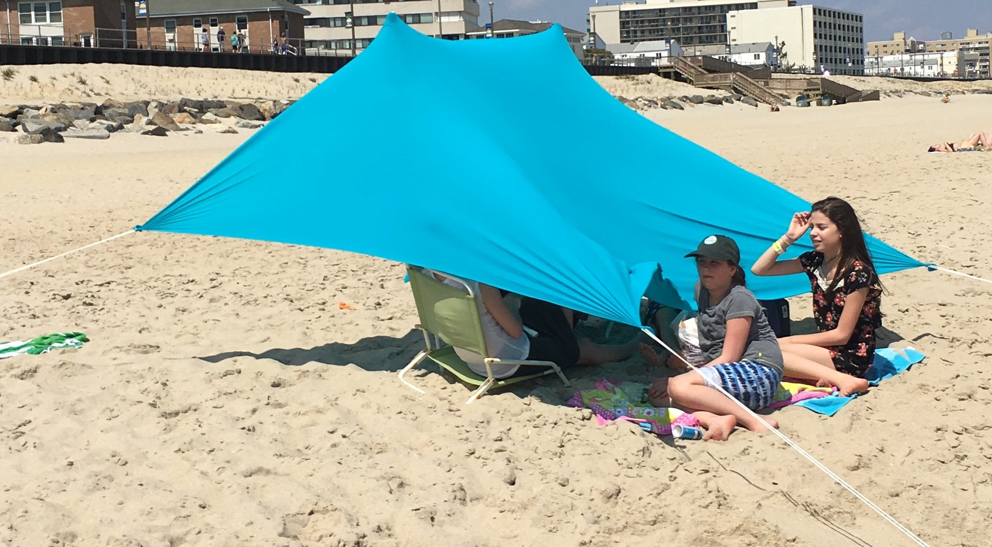 eZthings® UV Light Sun shade Protection Beach Shelters - Lightweight Tent Canopy with Sandbag Anchors (Light Blue, 7.5 x 7.5 ft - 6 ft Tall)