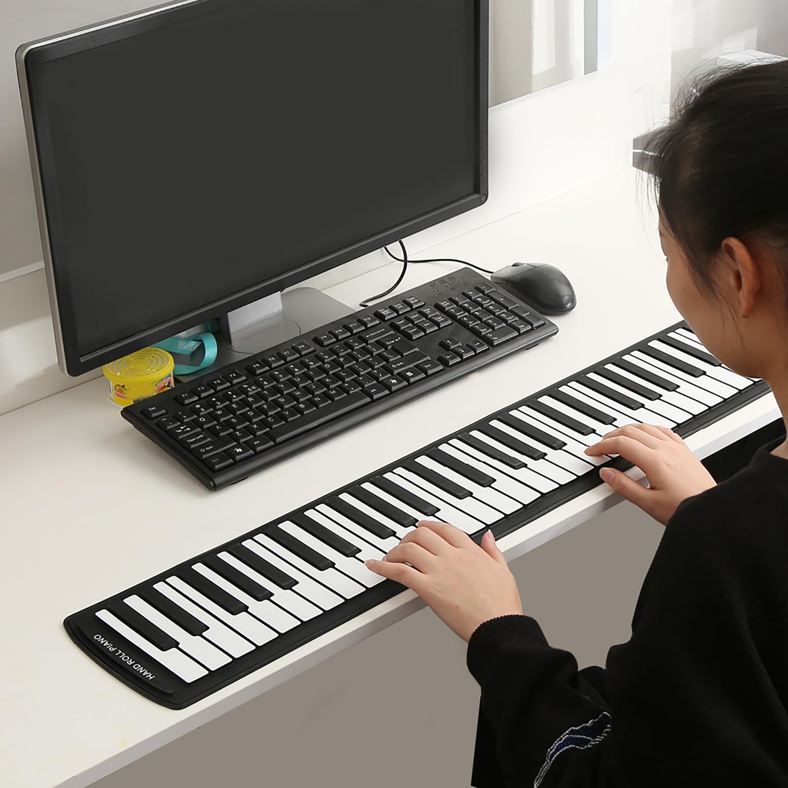 Portable 61-Keys Roll up Piano, Soft Silicone Flexible Electronic Digital Music Keyboard Piano Fit for Piano Beginner Support Recording, Playback, Programming