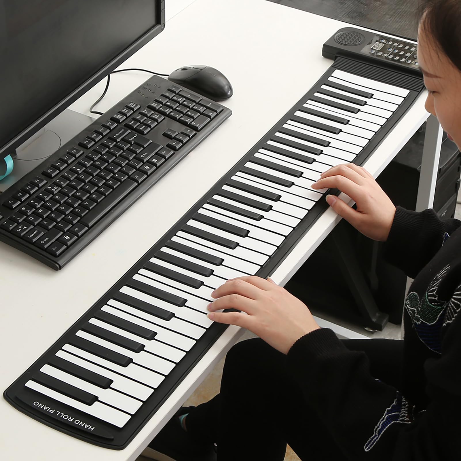 Portable 61-Keys Roll up Piano, Soft Silicone Flexible Electronic Digital Music Keyboard Piano Fit for Piano Beginner Support Recording, Playback, Programming