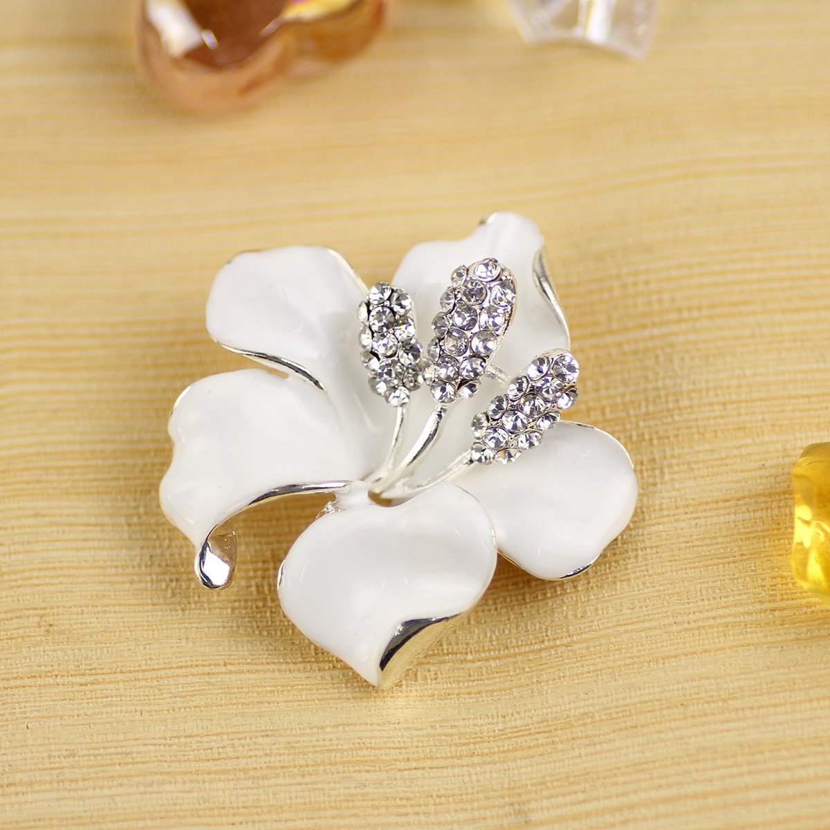 Merdia Brooch Pin for Women Flowers Brooch with Created Crystal | Elegant Brooches and Pins for women | Pearl Brooches for women with Flower Pins | Designer Brooch Collar Pins for women,White 29.8g