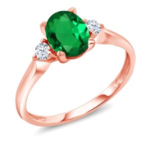 Gem Stone King 10K Rose Gold Green Simulated Emerald and White Created Sapphire 3-Stone Ring For Women (1.10 Cttw, Available In Size 5, 6, 7, 8, 9)