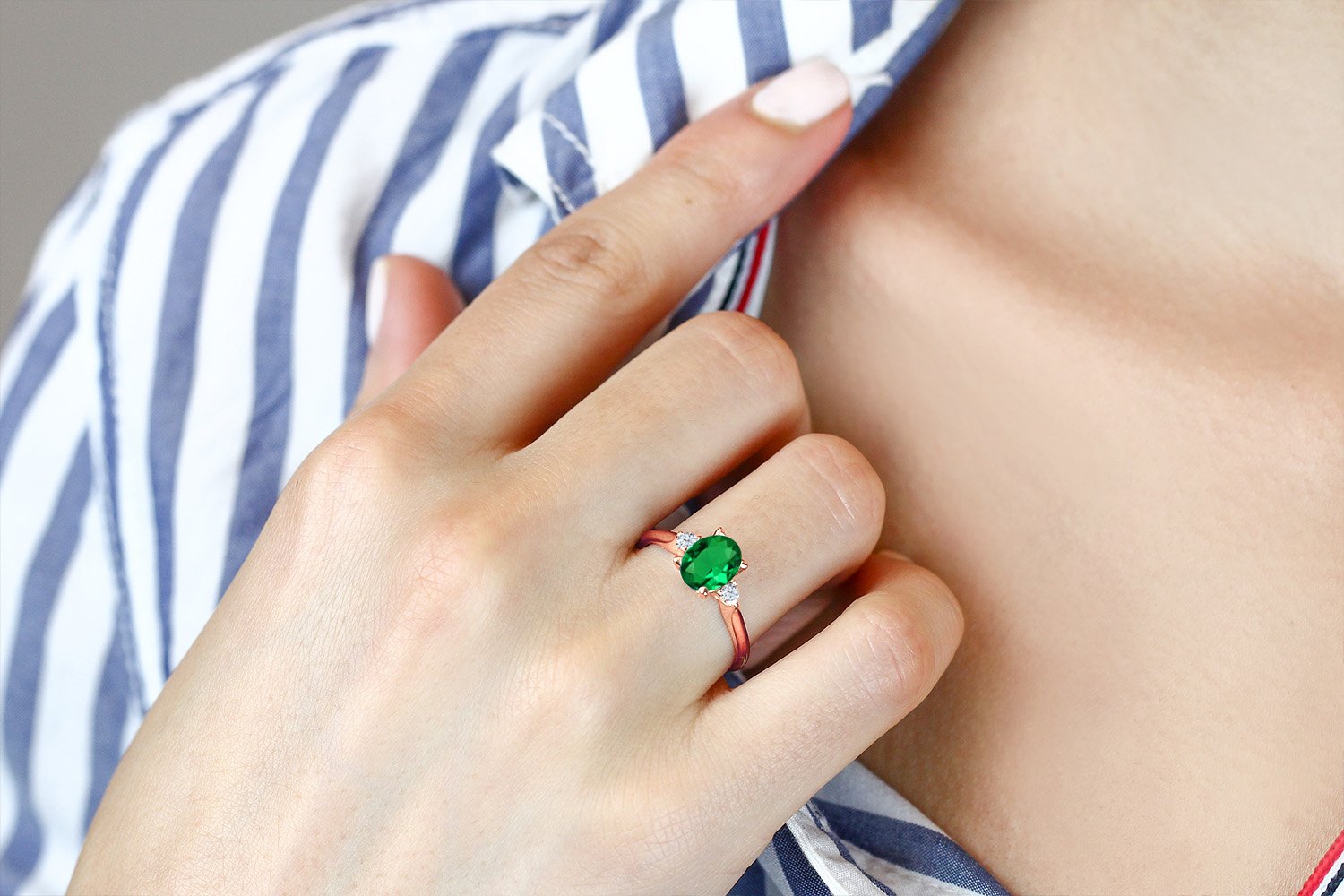 Gem Stone King 10K Rose Gold Green Simulated Emerald and White Created Sapphire 3-Stone Ring For Women (1.10 Cttw, Available In Size 5, 6, 7, 8, 9)