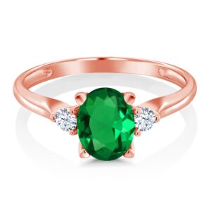 Gem Stone King 10K Rose Gold Green Simulated Emerald and White Created Sapphire 3-Stone Ring For Women (1.10 Cttw, Available In Size 5, 6, 7, 8, 9)