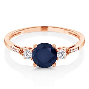 Gem Stone King 10K Rose Gold 6MM Round Gemstone Birthstone White Created Sapphire and White Diamond Accent 3-Stone Engagement Ring | Three-Stone Wedding Anniversary Promise Ring For Women