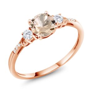 Gem Stone King 10K Rose Gold 6MM Round Gemstone Birthstone White Created Sapphire and White Diamond Accent 3-Stone Engagement Ring | Three-Stone Wedding Anniversary Promise Ring For Women