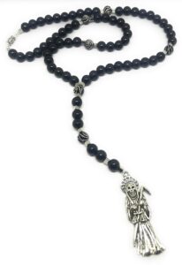 acrylic holy death's necklace, rosary style. collar de la santa muerte de acrilico estilo rosario. grim reaper y style necklace.