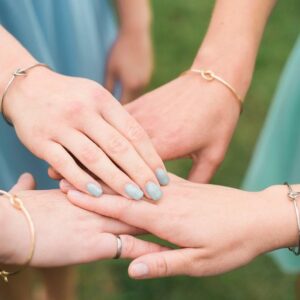 AlacrityGifts Love Knot Bangle Bracelet - Simple Tie The Knot Cuff Stretch Bracelet for Bridesmaid Proposal - Bridesmaid Gift Box - I Couldn't Tie The Knot Without You, Wedding Gift (Silver)