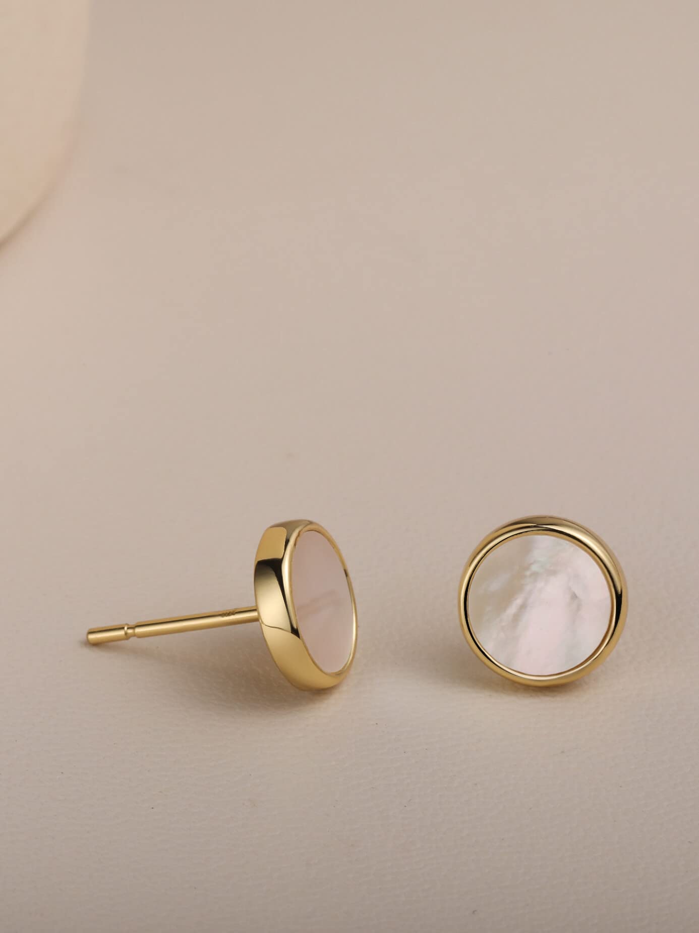 S.Leaf Minimalism Mother of Pearl Stud Earrings Sterling Silver Round Disc Stud Earrings for Women (yellow gold)