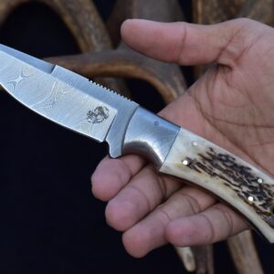 Knives Ranch Handmade All-Rounder Damascus Steel 7-1/2" Knife with Red Stag Antler Handle and Heavy-Duty Cow Leather Horizontal Carrying Cowboy Style Sheath (2142-SG)