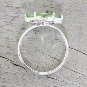 NOVICA Artisan Handmade Peridot Cocktail Ring Sterling Silver Floral from India Green Birthstone [crownbezel 0.6 in L x 0.6 in W x 0.1 in H Band Width 4 mm W] ' Sparkling Daisy'