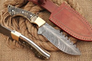 huntex unique custom handmade hand-forged new feather pattern damascus steel 9.5 inch long full tang ram horn handle razor sharp hunting camping knife with genuine leather sheath