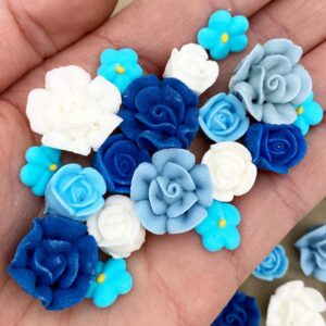 30 azul bloom icing flowers | small edible flowers| edible roses| blue roses| white icing flowers | sprinkles | royal icing flowers | blue flowers | blue sprinkles | simply sucré