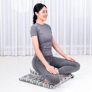 Leewadee Meditation Cushion Set – 1 Small Zafu Yoga Pillow and 1 Small Roll-Up Zabuton Mat Filled with Kapok, Black White