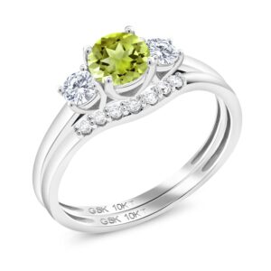 gem stone king 10k white gold green peridot and white lab grown diamond 3-stone bridal engagement wedding ring set for women (0.79 cttw, gemstone august birthstone, round 5mm, size 7)