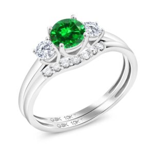 Gem Stone King 10K White Gold Green Simulated Emerald and White Lab Grown Diamond 3-Stone Bridal Engagement Wedding Ring Set For Women (1.08 Cttw, Gemstone May Birthstone, Round 5MM, Size 8)