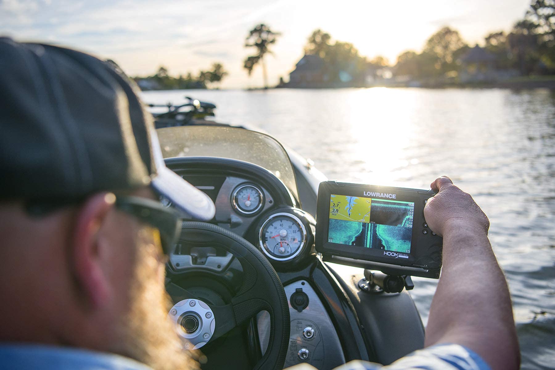 Lowrance HOOK Reveal 7x TripleShot - 7-inch Fish Finder with TripleShot Transducer, GPS Plotter (Renewed)