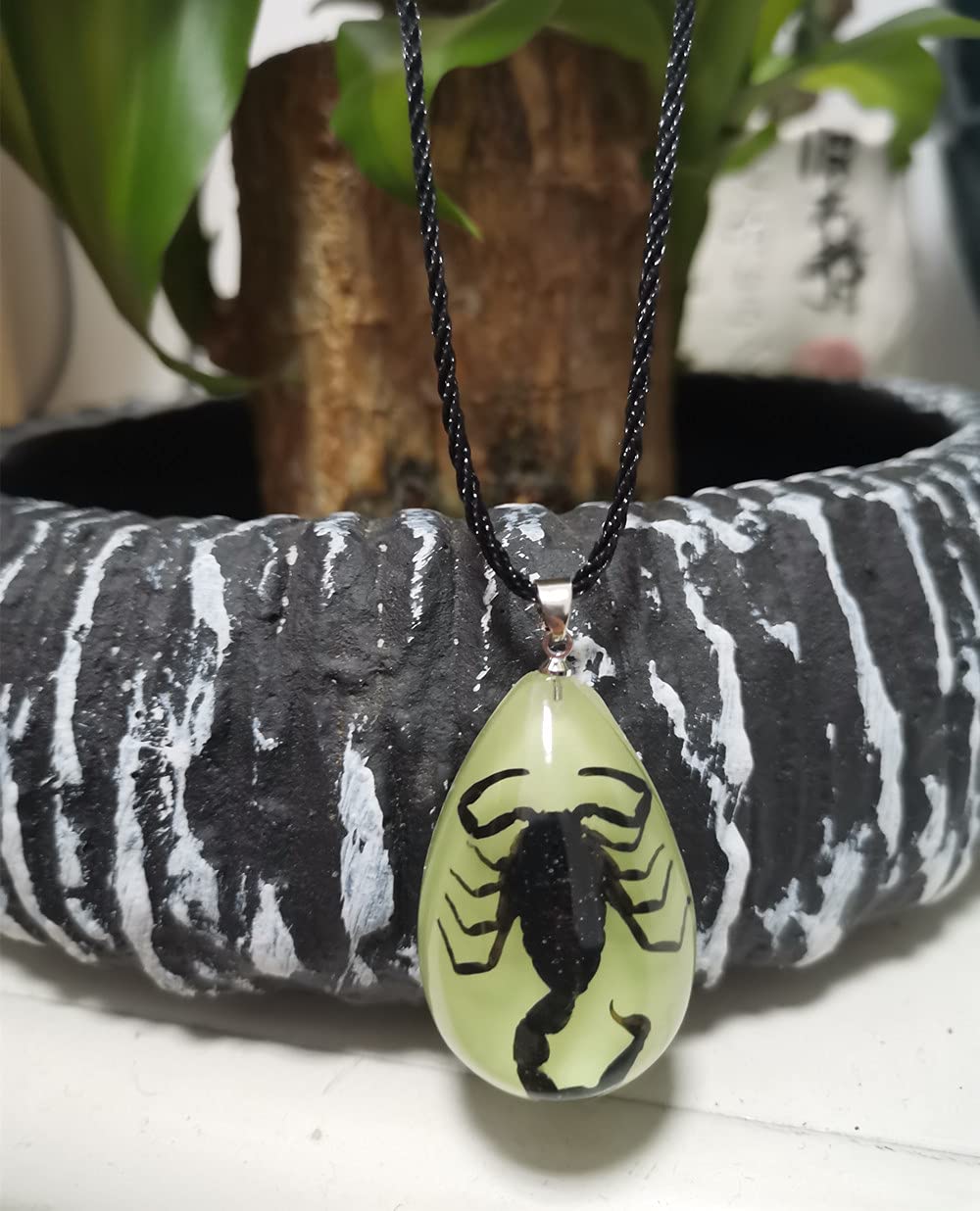 PTGMH Glow in the Dark Necklace Black Scorpion Amber Resin Adjustable Necklace Pendent with Insect Sample Inside Birthday Gift for Lover Friends (Black（black Scorpion）)