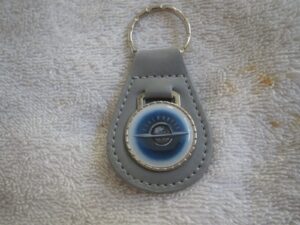 1930's 1940's 1950's olds world vintage logo leather keychain - grey