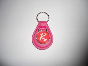 amc rambler r logo leather keychain - magenta